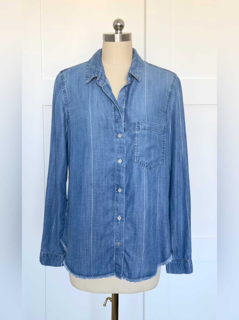 Like-new Cloth & Stone chambray raw-hem button-up shirt